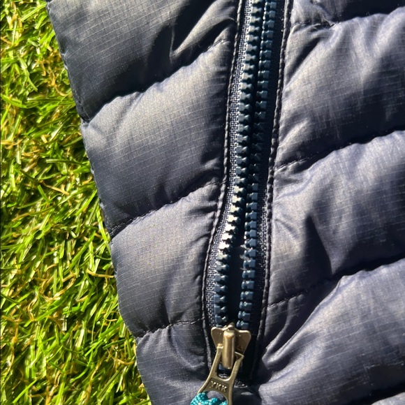 Patagonia Quilted Black Vest with Teal Accents - Picture 5 of 7
